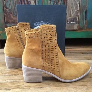 NIB Silent D Coppertail Suede ankle boots